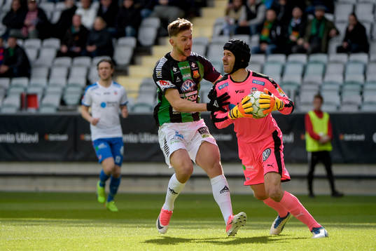GAIS Alibek Aliev och Helsingborgs målvakt Matt Pyzdrowski