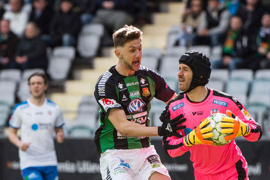 GAIS Alibek Aliev och Helsingborgs målvakt Matt Pyzdrowski
