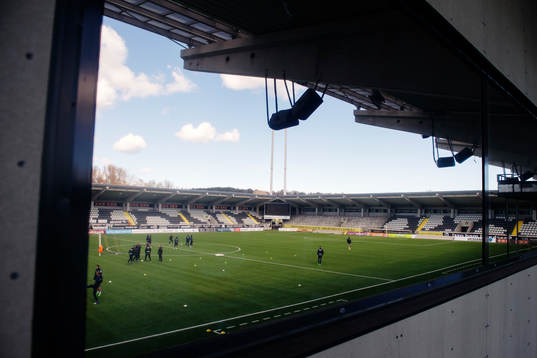 IFK Göteborgs spelare speglas i ett fönster på Bravida