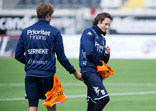 Thomas Rogne ger en väst till Mikkel Diskerud