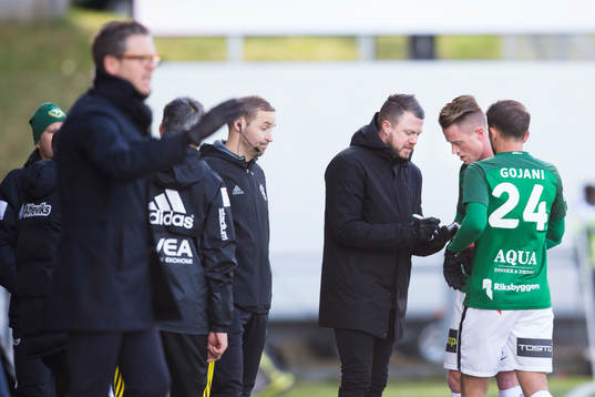 s tränare Rikard Norling och fjärdedomaren Jim Petersson