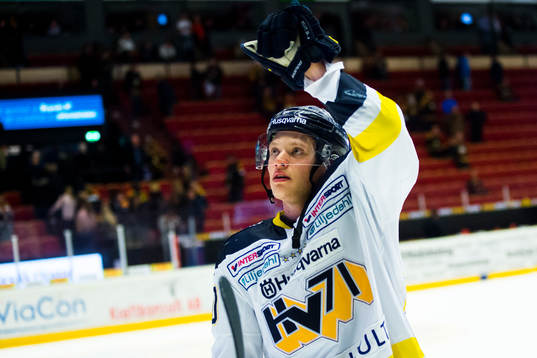 s Lawrence Pilut tackar publiken