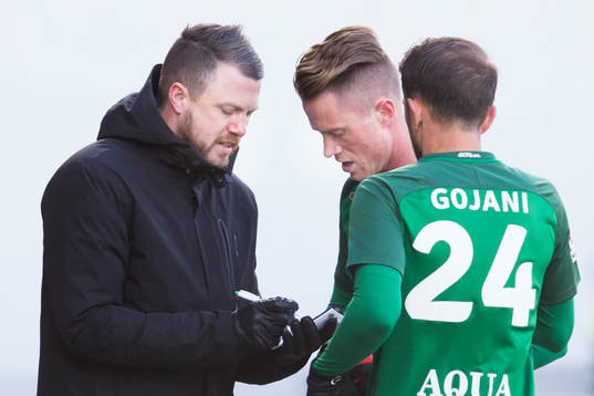 Jönköpings tränare Jimmy Thelin skriver en lapp och