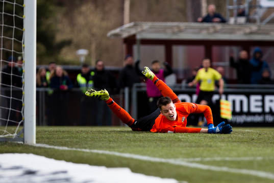 s målvakt Oscar Linnér släpper in mål till 2-1