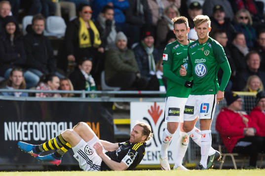 s Nils-Eric Johansson ligger på gräset