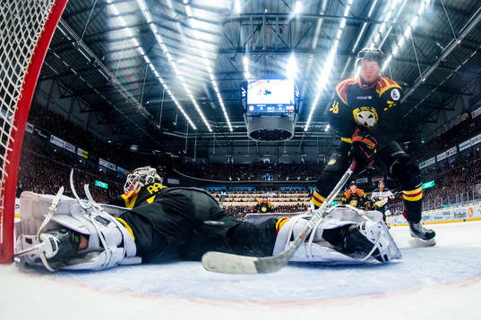 Brynäs Linus Ölund rensar bort puck bakom Brynäs