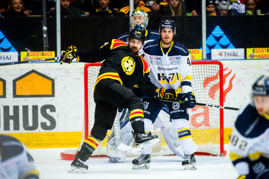 s Mikko Lehtonen och målvakt Linus Söderström framför