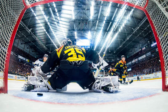 s Simon Önerud  gör 2-3 bakom Brynäs målvakt David