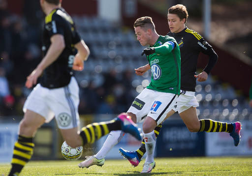 Jönköpings Tommy Thelin skjuter