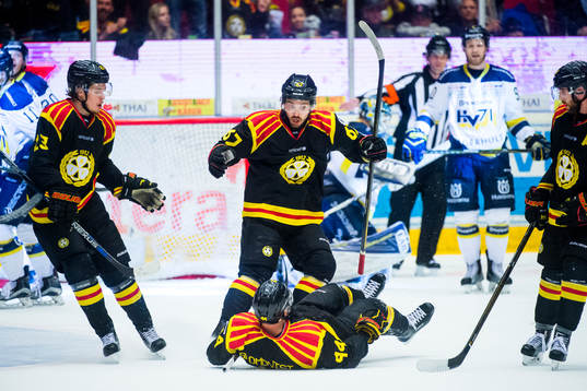 Brynäs Lucas Carlsson och Tomas Zaborsky jublar