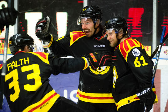 Brynäs Tomas Zaborsky och Juuso Ikonen jublar