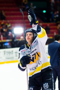s Lawrence Pilut tackar publiken