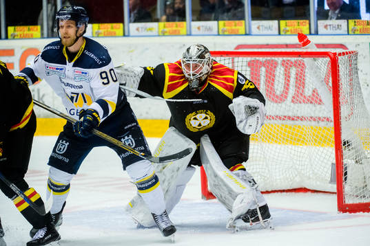 s Ted Brithén oroar framför Brynäs målvakt David Rautio