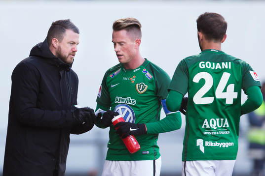 Jönköpings tränare Jimmy Thelin skriver en lapp och