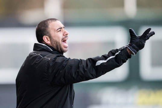 Assyriska tränare Erik Acar agerar