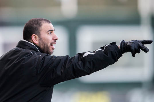 Assyriska tränare Erik Acar agerar