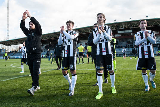 Landskronas tränare Agim Sopi och spelare tackar publiken