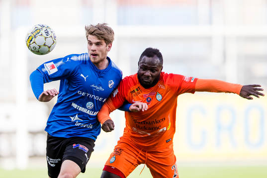Halmstads Marcus Mathisen i kamp om bollen med AFC