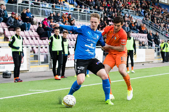 Halmstads Andreas Bengtsson i kamp om bollen med AFC