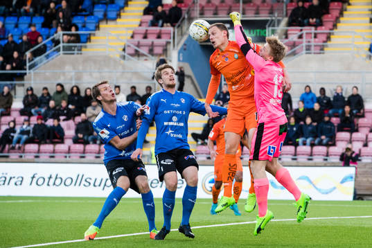 AFC Eskilstunas Simon Alexanderssoni en nickduell med