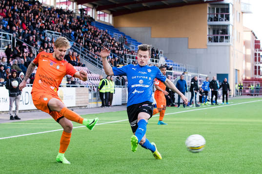 AFC Eskilstunas Daniel Björnquist med ett inlägg förbi