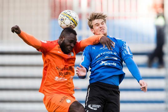 AFC Eskilstunas Emmanuel Frimpong i en nickduell med