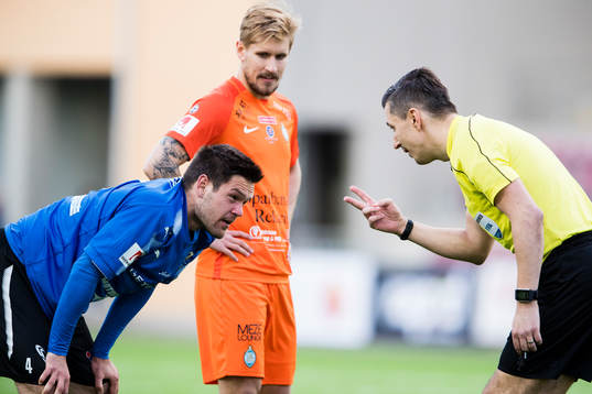 AFC Eskilstunas Daniel Björnquist ser på när Domare