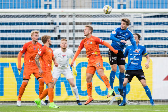 AFC Eskilstunas Alexander Michel i en nickduell med