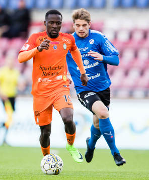 AFC Eskilstunas Mohamed Buya Turay jagas av Halmstads