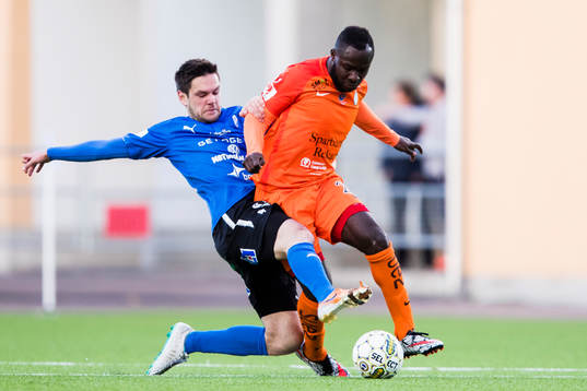 Halmstads Ivo Pekalski i kamp om bollen med AFC Eskilstunas