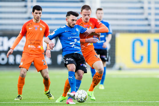 Halmstads Sead Haksabanovic i kamp om bollen med AFC