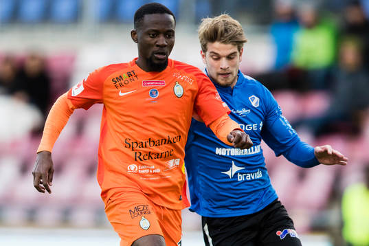 AFC Eskilstunas Mohamed Buya Turay jagas av Halmstads