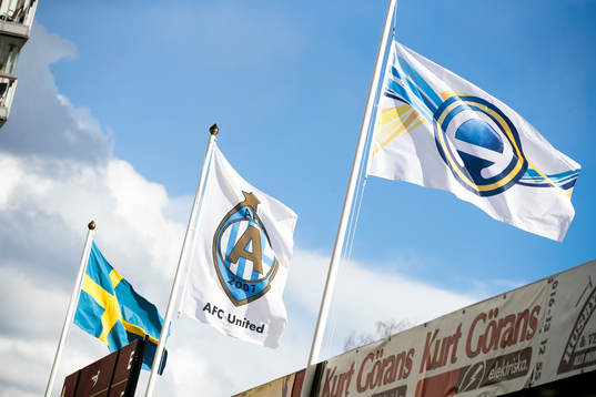 En svenskflagga, AFC Uniteds flagga och Allsvenskans flagga