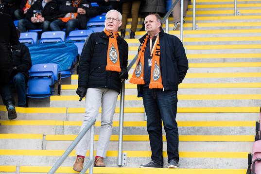 AFC Eskilstunas ordförande Alex Ryssholm (h) på läktaren