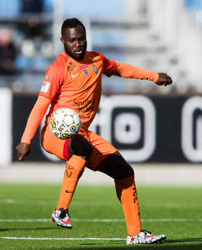 AFC Eskilstunas Emmanuel Frimpong med bollen
