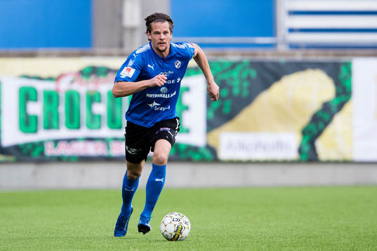 Halmstads Fredrik Liverstam med bollen