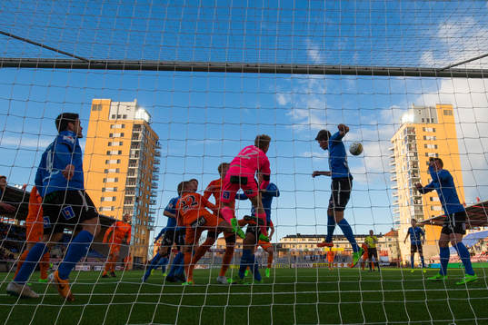 Halmstads målvakt Isak Pettersson boxar bort bollen på en
