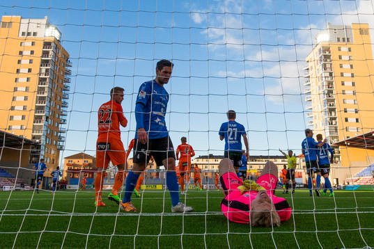 Halmstads Ivo Pekalski går mot målvakt Isak Pettersson