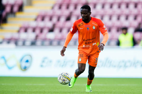 AFC Eskilstunas Mohamed Buya Turay med bollen
