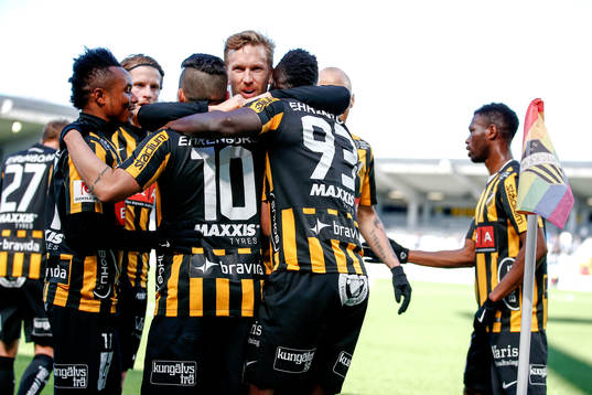 Häckens Alhassan Kamara jublar med lagkamrater