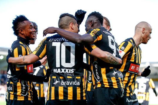 Häckens Alhassan Kamara jublar med lagkamrater