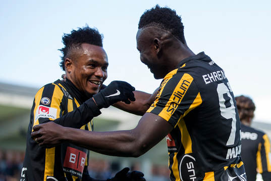 Häckens Nasiru Mohammed jublar och kramar om 1-0
