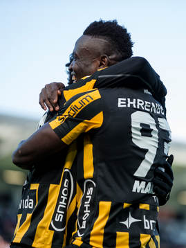 Häckens Nasiru Mohammed jublar och kramar om 1-0