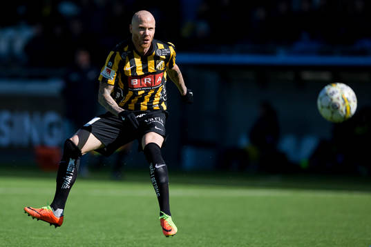 Häckens Alexander Farnerud skjuter ett skott