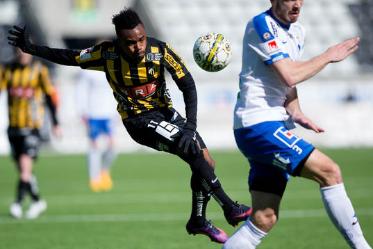 Häckens Nasiru Mohammed skjuter ett skott mot täckande