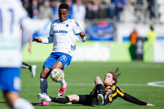 Häckens Erik Friberg glidtacklar Norrköpings Niclas