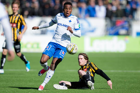Häckens Erik Friberg glidtacklar Norrköpings Niclas