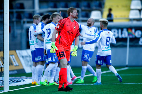 Häckens målvakt Christoffer Källqvist deppar