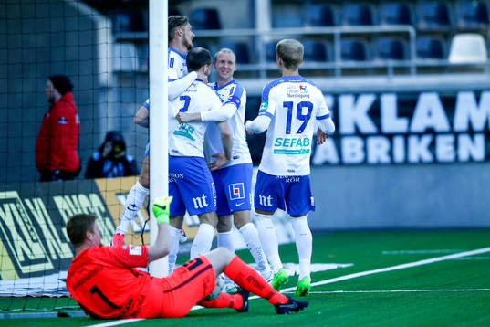 Norrköpings Jon Gudni Fjoluson jublar med lagkamrater och