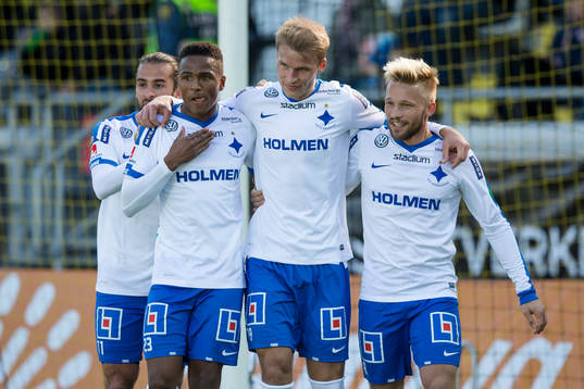 Norrköpings Sebastian Andersson jublar ihop med